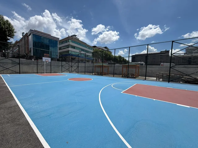 Mavi ve kırmızı akrilik kaplamalı açık basketbol sahası