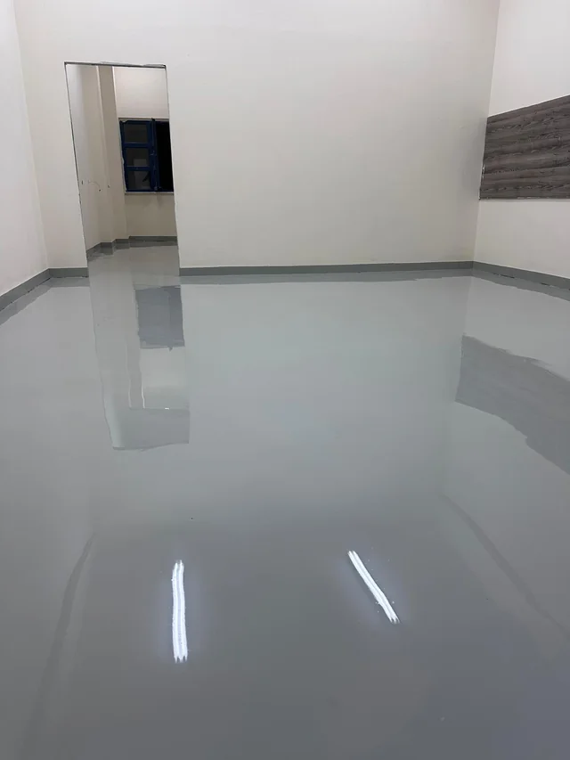 Düzgün ve parlak görünümlü gri self leveling epoksi zemin